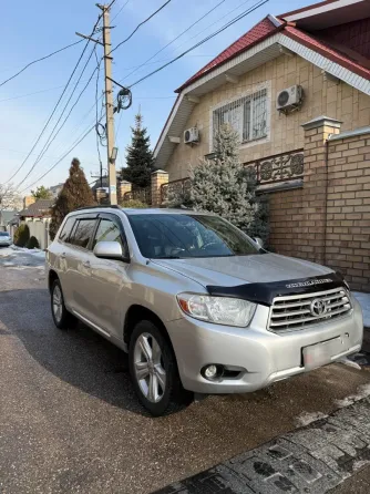 Toyota Highlander, серебристый кроссовер 7 мест (3 ряда сидений). Полный привод. Бишкек