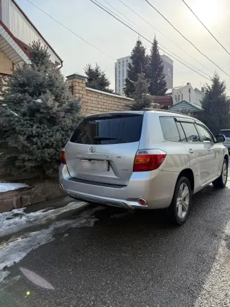 Toyota Highlander, серебристый кроссовер 7 мест (3 ряда сидений). Полный привод. Бишкек