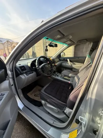 Toyota Highlander, серебристый кроссовер 7 мест (3 ряда сидений). Полный привод. Бишкек