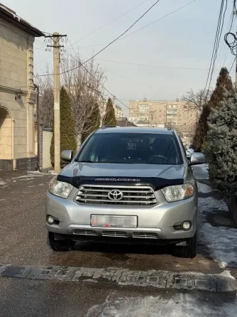 Toyota Highlander, серебристый кроссовер 7 мест (3 ряда сидений). Полный привод. Бишкек