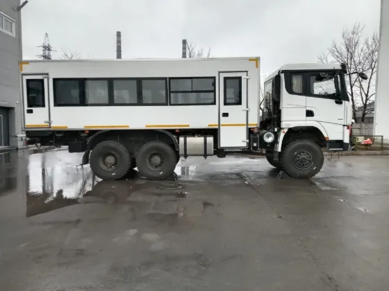 Cпециальный вахтовый автобус 7722Т2-20 на базе полноприводного шасси Shacman (6x6) Бишкек