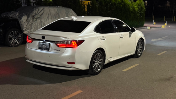 Продается Lexus ES Год выпуска: 2017 Пробег: 170.000 km Кузов: седан Цвет: Белый Топливо: гибрид М Бишкек